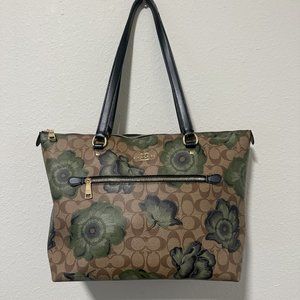 Coach Tote In Signature Canvas with Flower Print